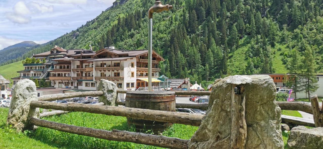 Neuhintertux Hotel 4*